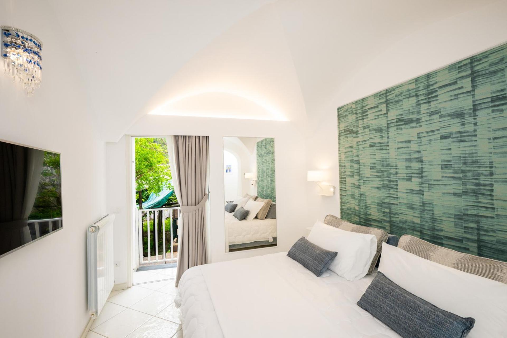 Double Room Garden View Window
